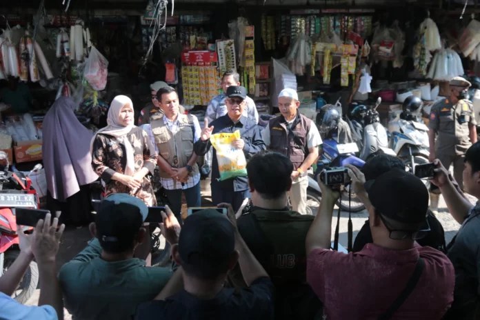 Sidak Pasar Pastikan Stok Bahan Pokok Aman Jelang Natal dan Tahun Baru 2024 Oleh Pj Wali Kota Singkawang, Sumastro