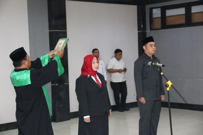 Darnila Dan Widy Okta Prasetya Dilantik Oleh Pj Wali Kota Singkawang