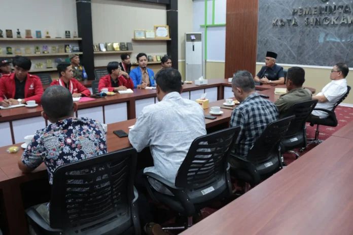 Aliansi Mahasiswa Kota Singkawang Bahas Relokasi PKL Taman Burung Bersama Pj Wako