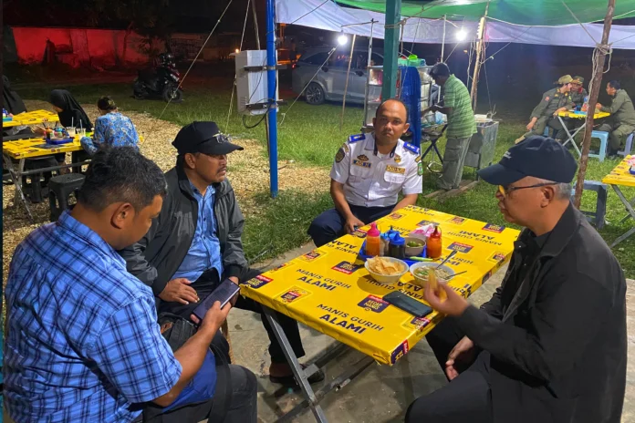 Sumastro Nikmati Jajanan Di Lapangan Tarakan Saat Tinjau Relokasi PKL