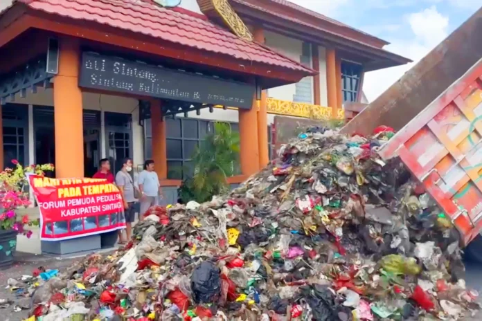 Warga Sintang Angkut Sampah Ke Kantor Bupati dan DPRD