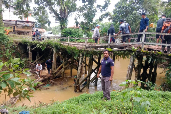 Warga Desa Karya Bakti Gotong Royong Perbaiki Jembatan Menjelang Nataru