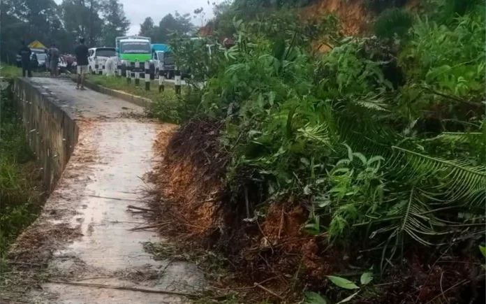 Longsor Di Satu-satunya Jalan Perbatasan Indonesia-Malaysia