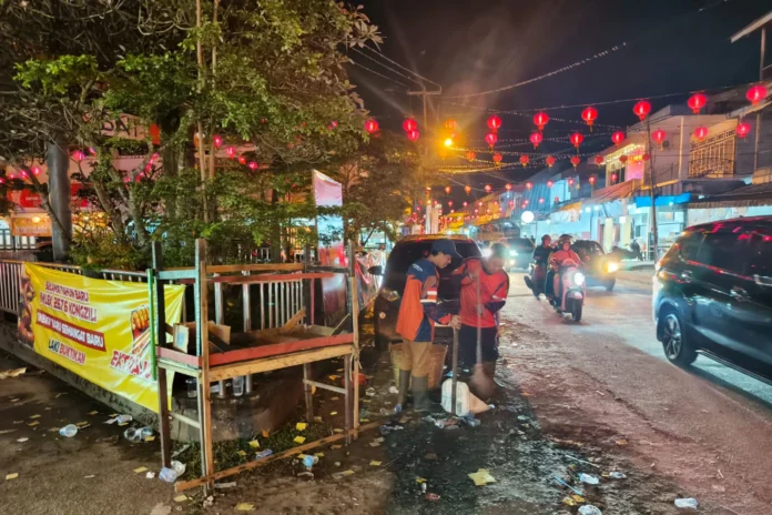 Petugas Kebersihan Singkawang Siaga Sepanjang Malam Jelang Cap Go Meh 2025