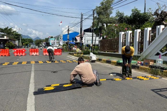Pita Kejut Terpasang di Simpang BPJS Singkawang untuk Tekan Angka Kecelakaan