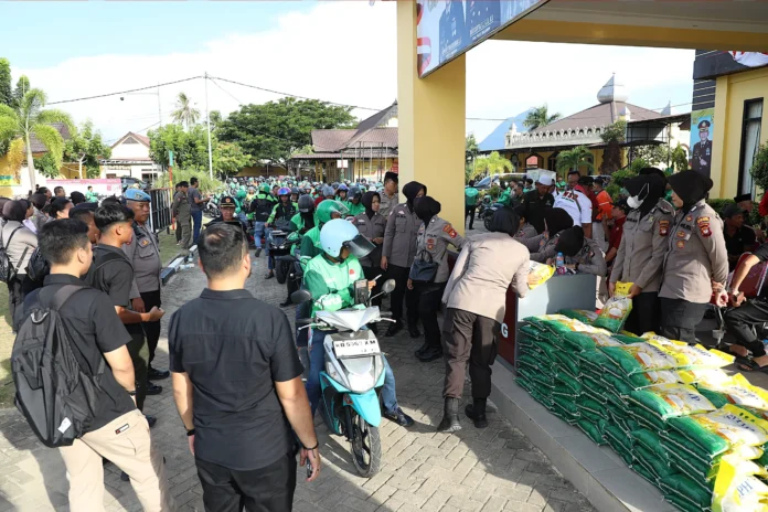 forkopimda-singkawang-bagikan-beras-ke-komunitas-ojol-singkawang Forkopimda Singkawang Bagikan Beras ke Komunitas Ojol Singkawang