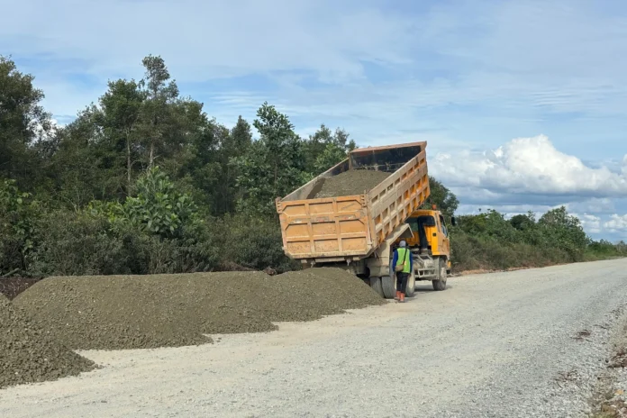 Tuntaskan Pengaspalan Jalan Bandara Singkawang