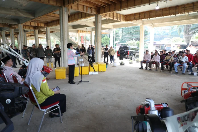 Tjhai Chui Mie Serahkan Alsintan untuk Produktivitas Petani dan Nelayan