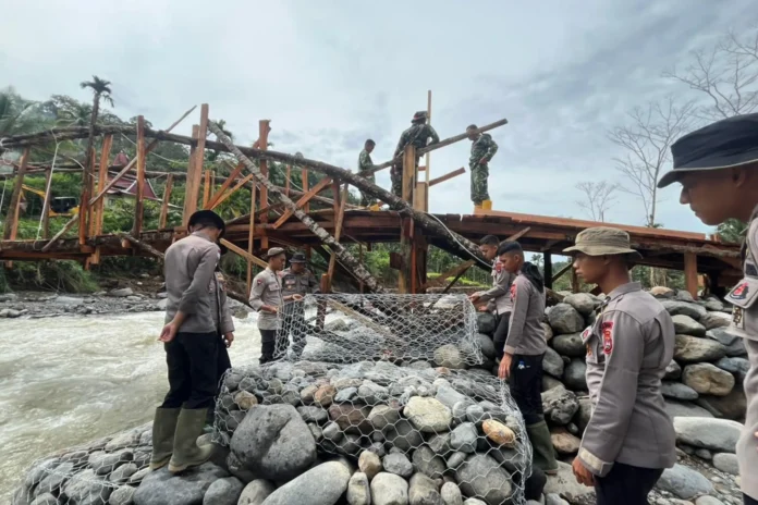TNI-Polri Membangun Jembatan Darurat di Nagari Malalak