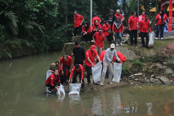 Rayakan Ultah ke-79 Megawati, PDIP Singkawang Tebar Ribuan Bibit Ikan di Sungai