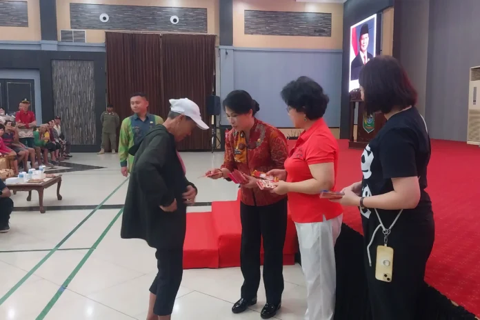 600 Lansia di Singkawang Menerima Angpao Jelang Imlek 2577