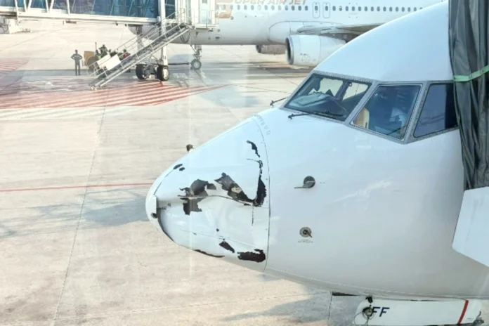 Moncong Pesawat Garuda Indonesia Penyok