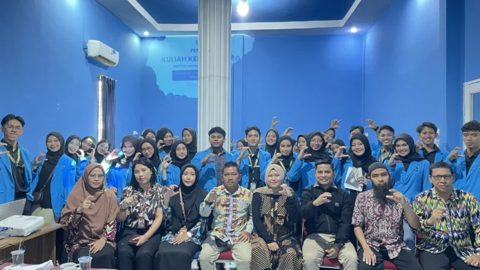 40 Mahasiswa KKL IAIN Pontianak Disambut Hangat Masyarakat Desa Peniti Dalam II