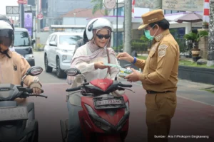 Muhammadin Bagikan Masker ke Pengendara Akibat Kualitas Udara di Singkawang Memburuk
